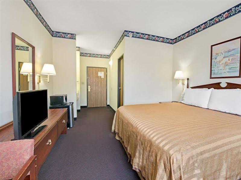 Travelodge By Wyndham St. Louis Berkeley Exterior foto